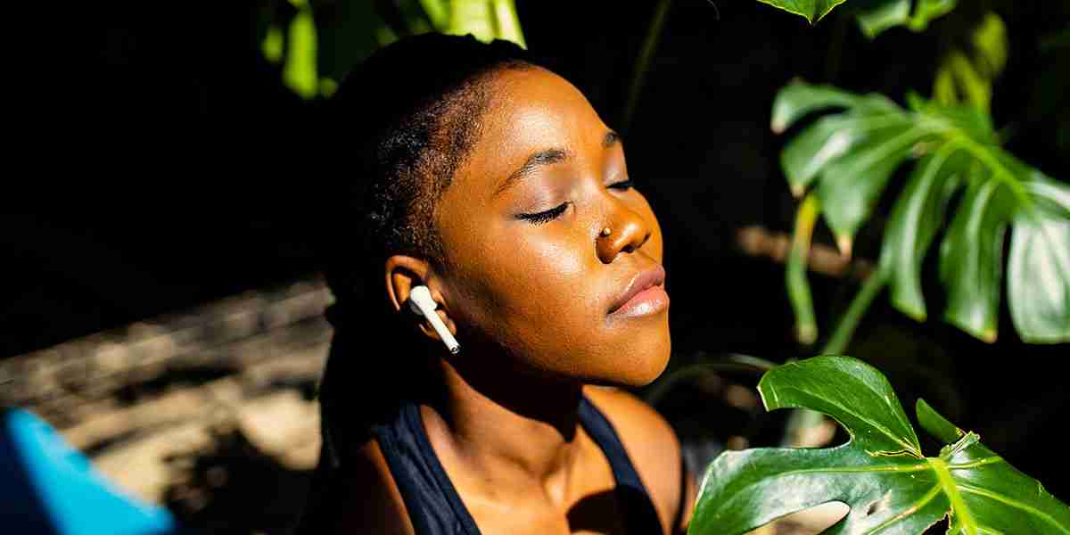 tandr-hl71-display-1200x600-black-woman-music-yoga